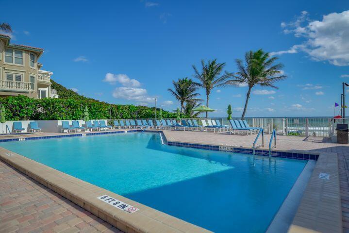 photo beach club pool