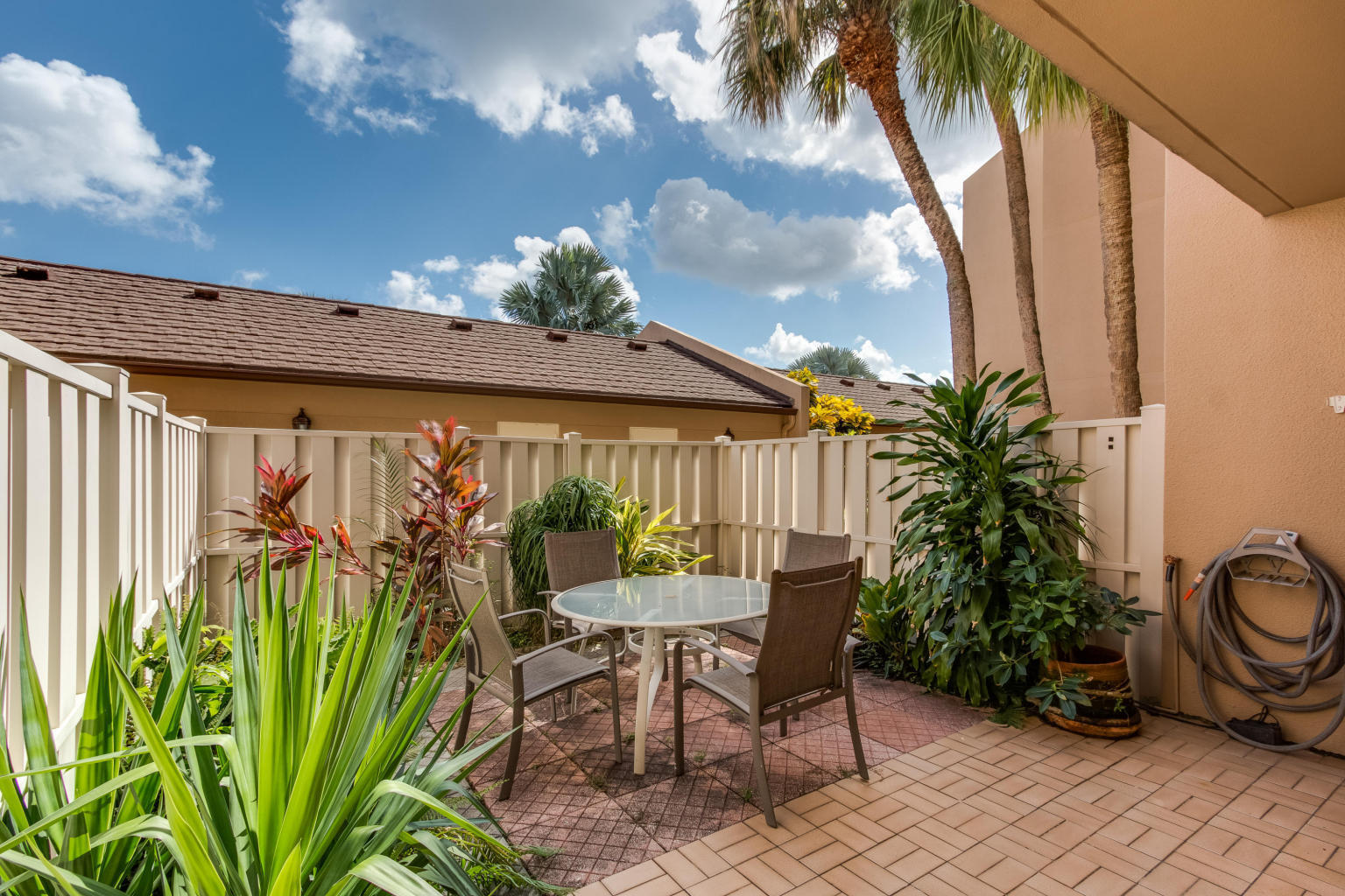 photo front patio