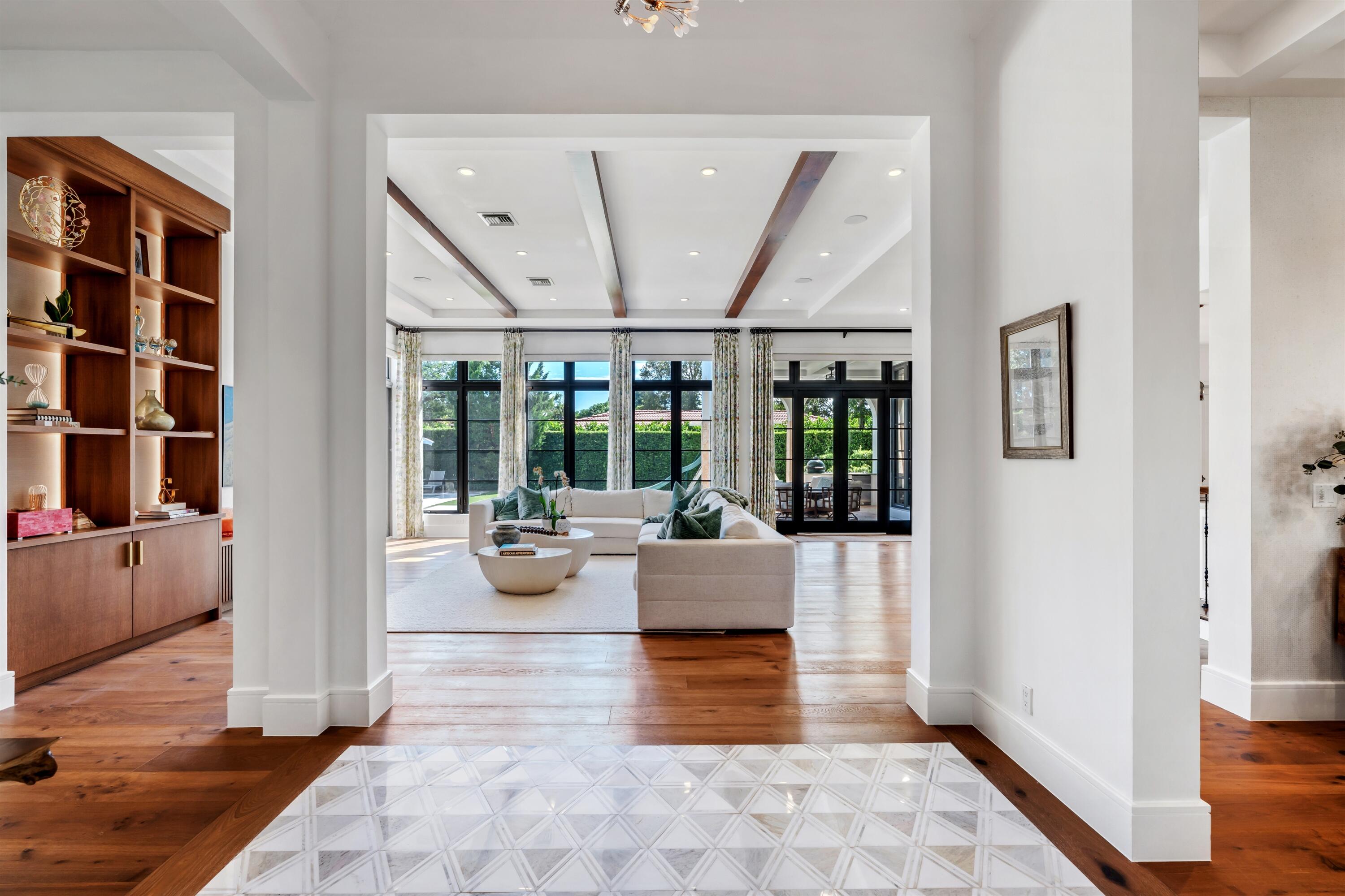 FOYER_STRAIGHT_TO_LIVING