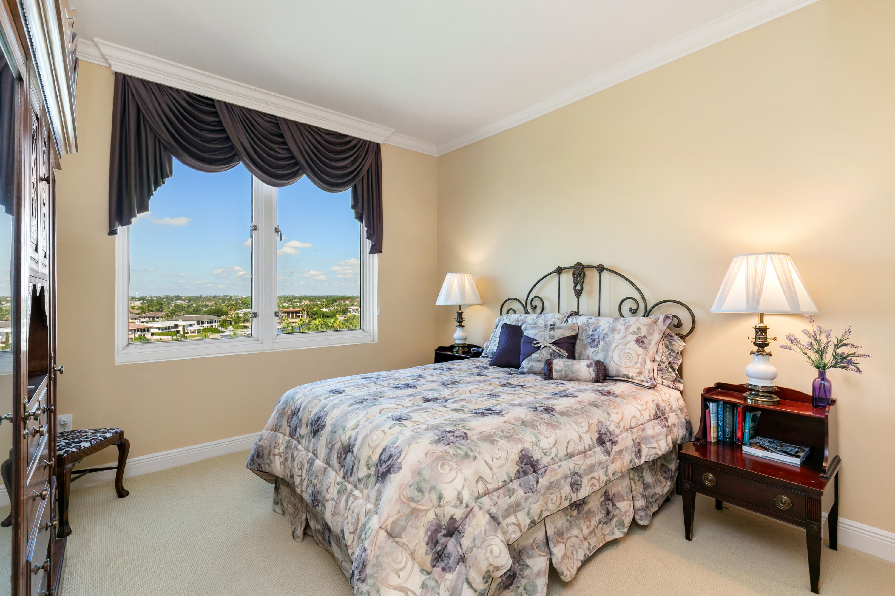 Guest bedroom with ensuite