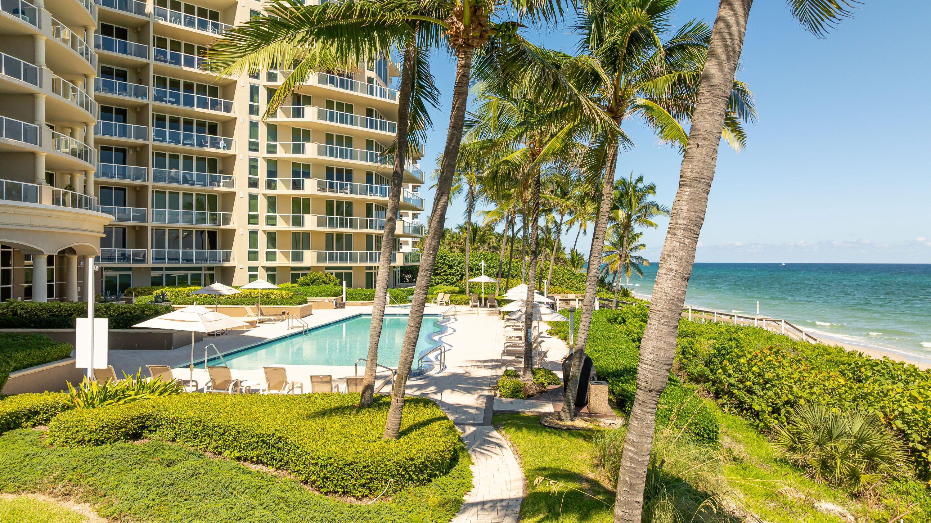 Beautiful resort style grounds an outdoor amenities.