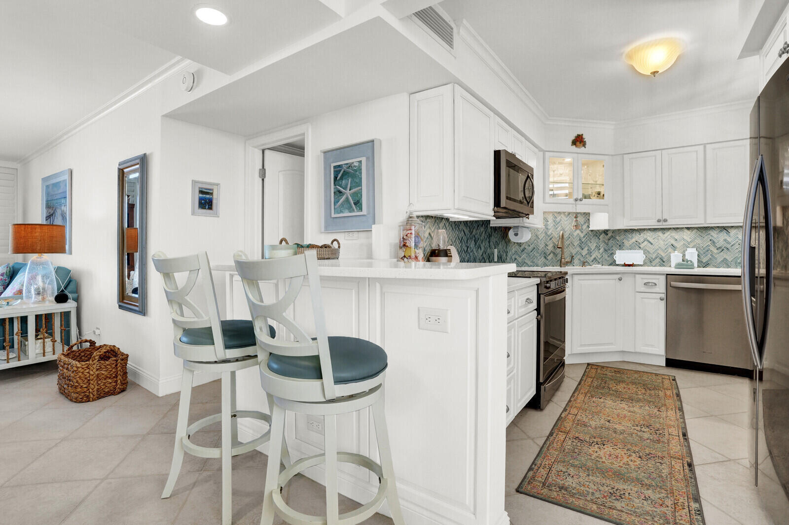 Kitchen with snack bar