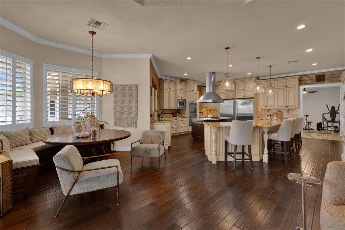Eat-in Kitchen