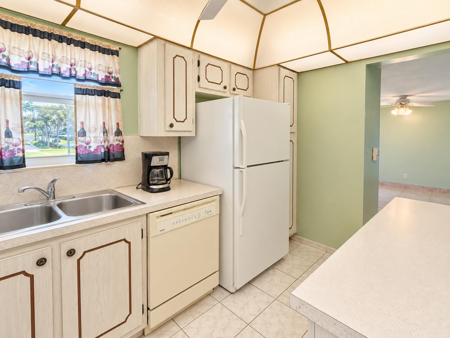 Bright Retro Kitchen with Wine-Patterned Bright Retro Kitchen with Wine-Patterned