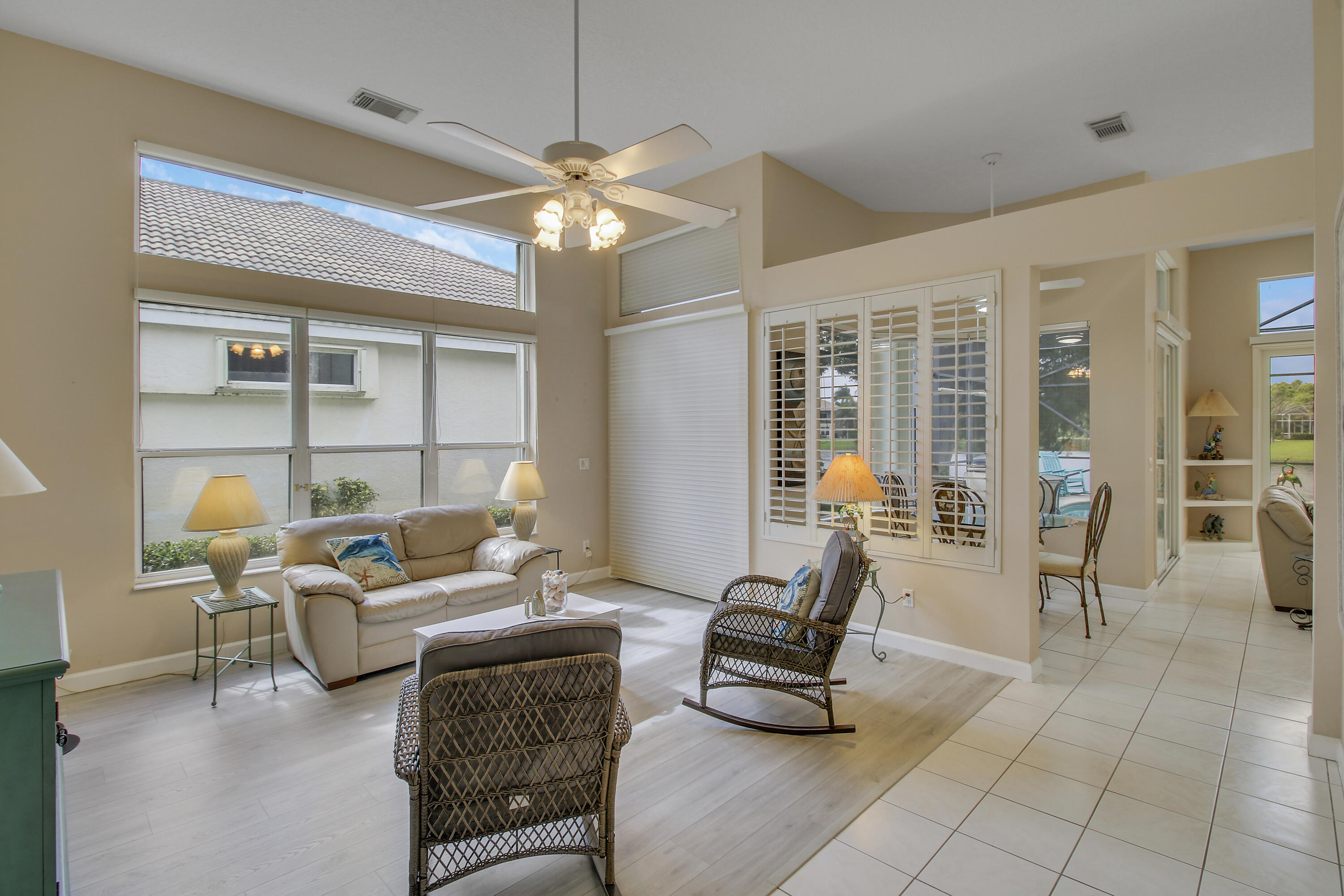 Living/Breakfast Nook