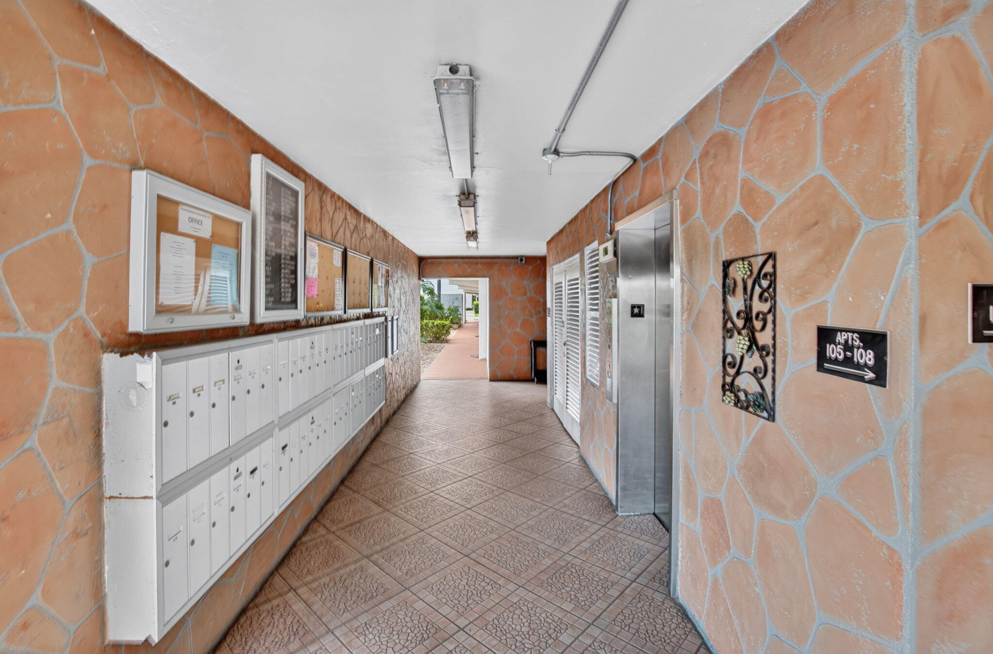 Lobby/Elevator area