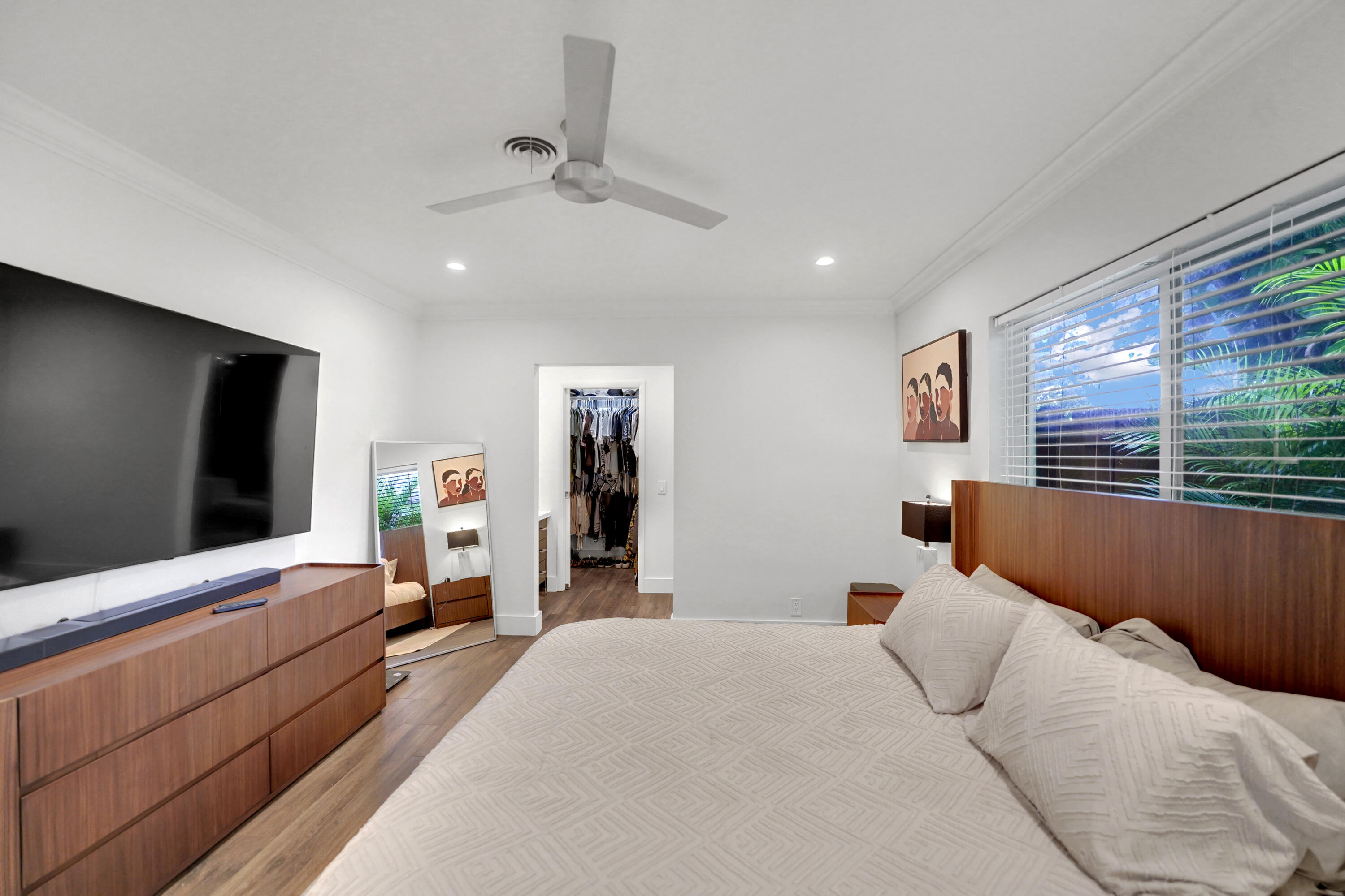 Room featuring crown molding, recessed lighting, a modern ceiling fan, a walk-in closet