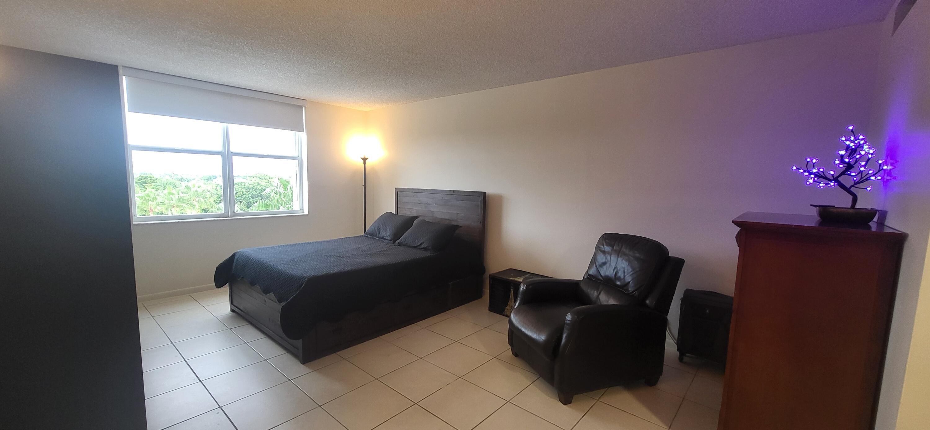 Mbderoom queen bed,recliner..