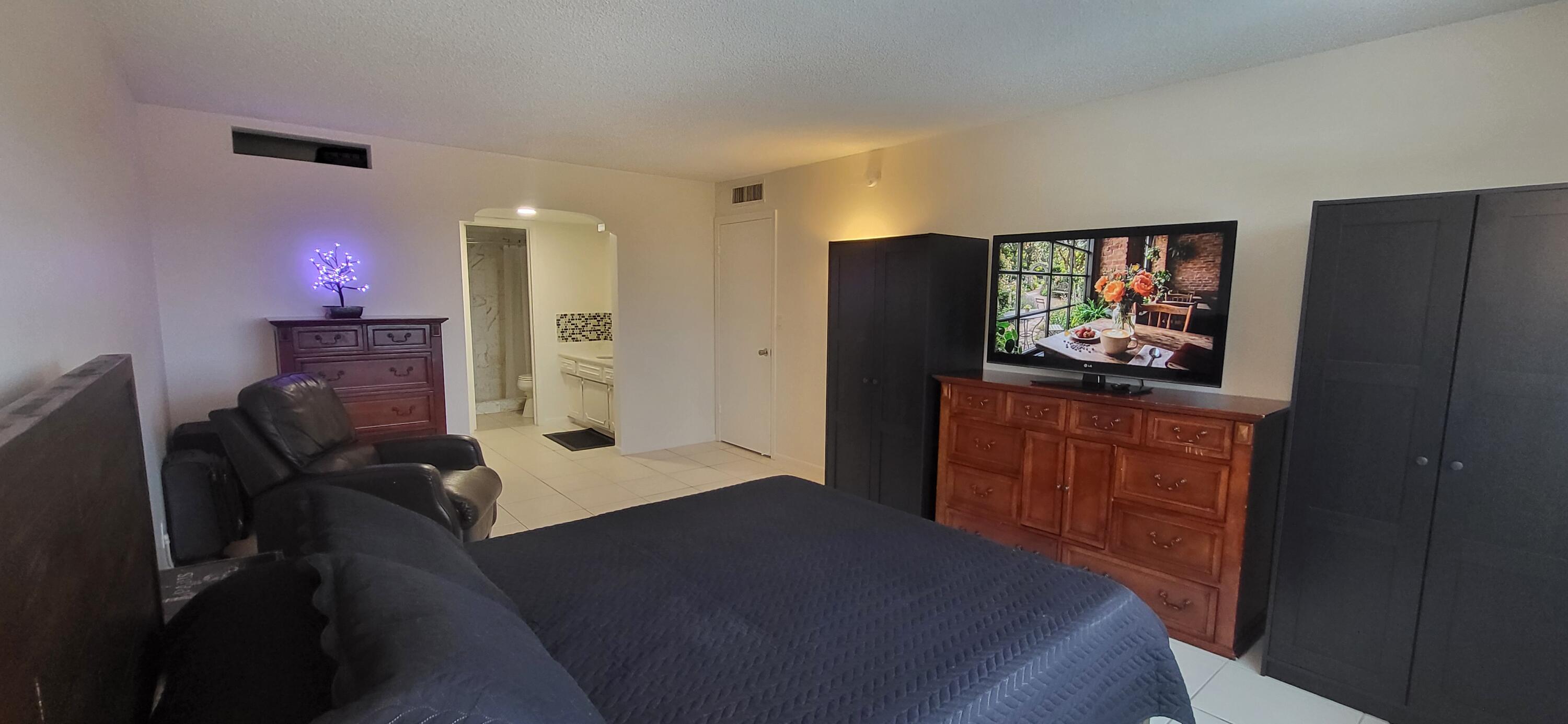 Mbedroom,vanity bathroom,walk in closet