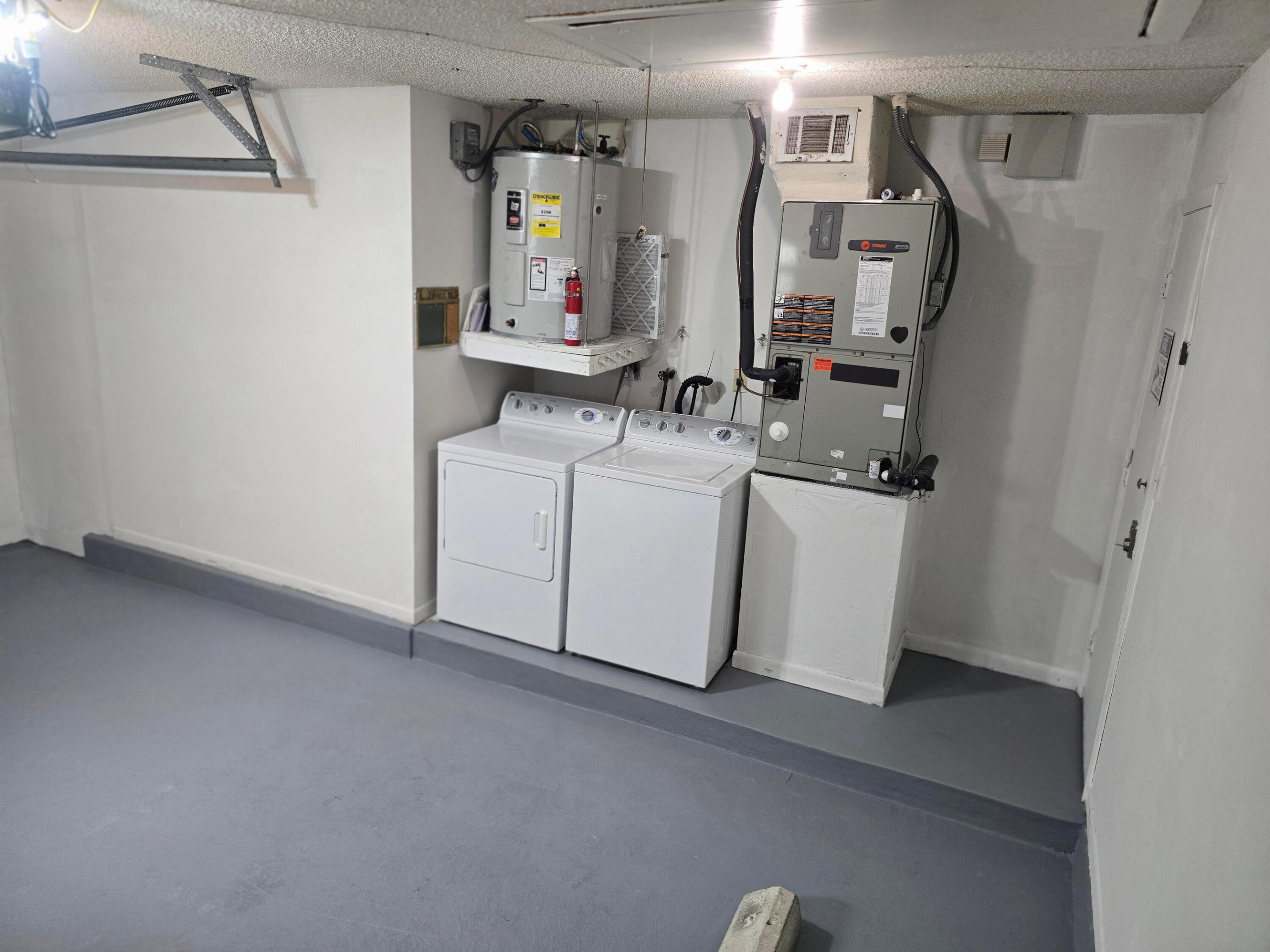 Garage washer/dryer, a/c Water/heater