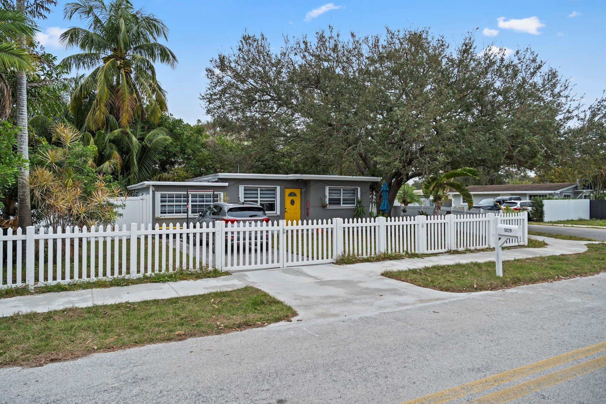 5829 Hayes Street, Hollywood, FL 33021