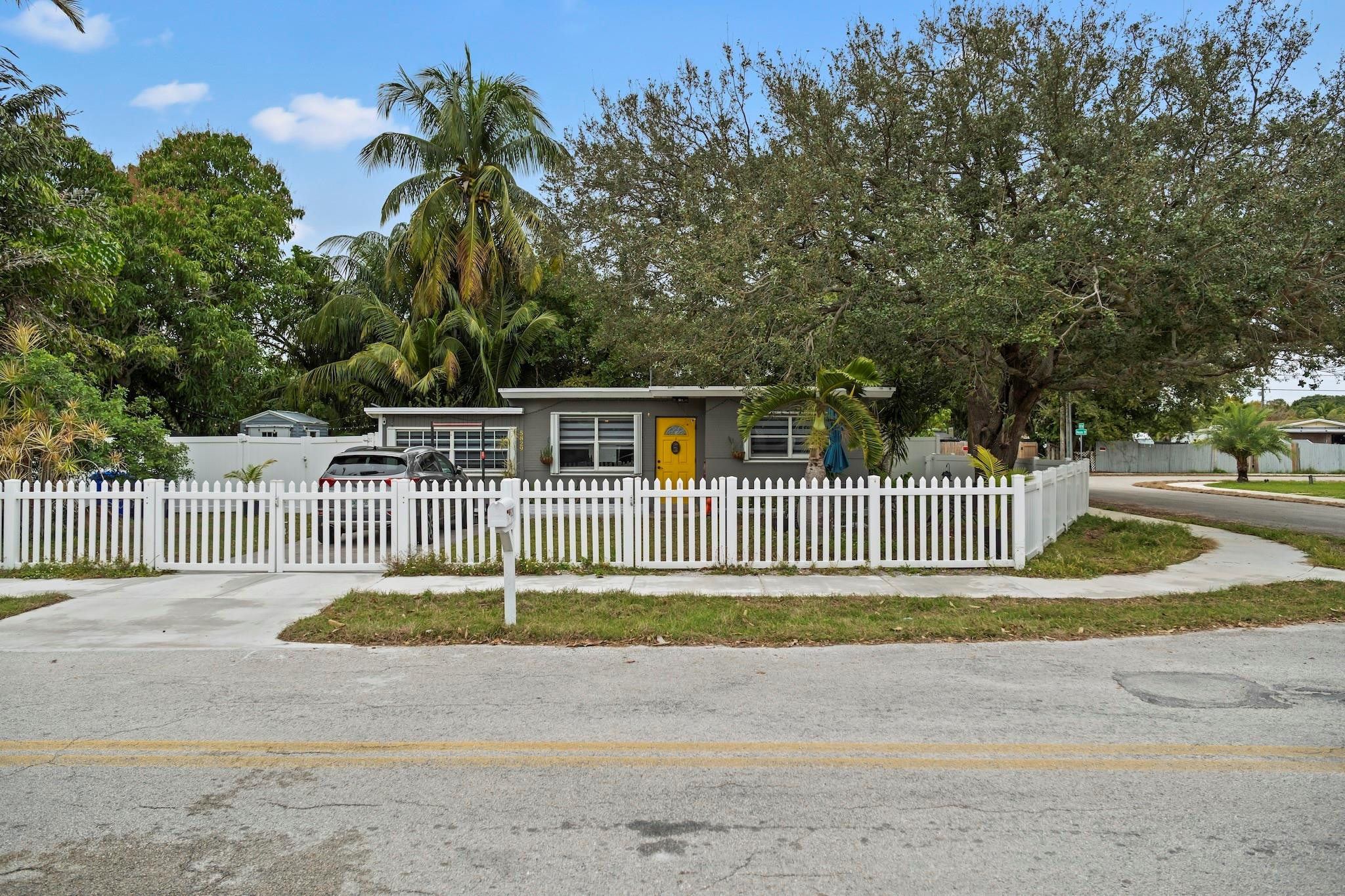 5829 Hayes Street, Hollywood, FL 33021
