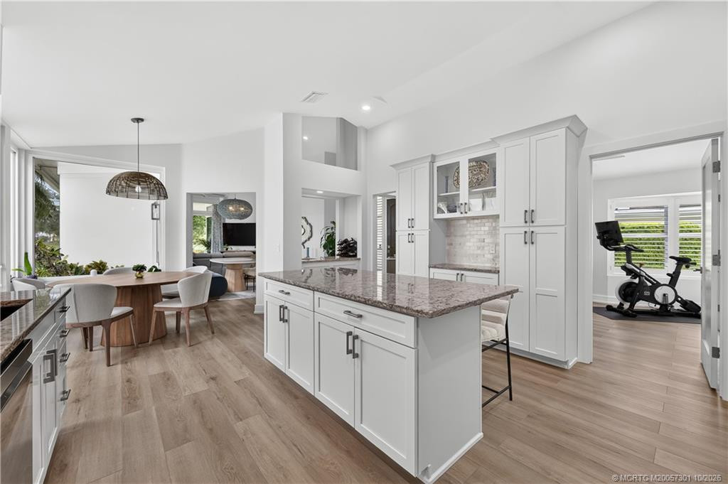 Kitchen, island, eat in dining