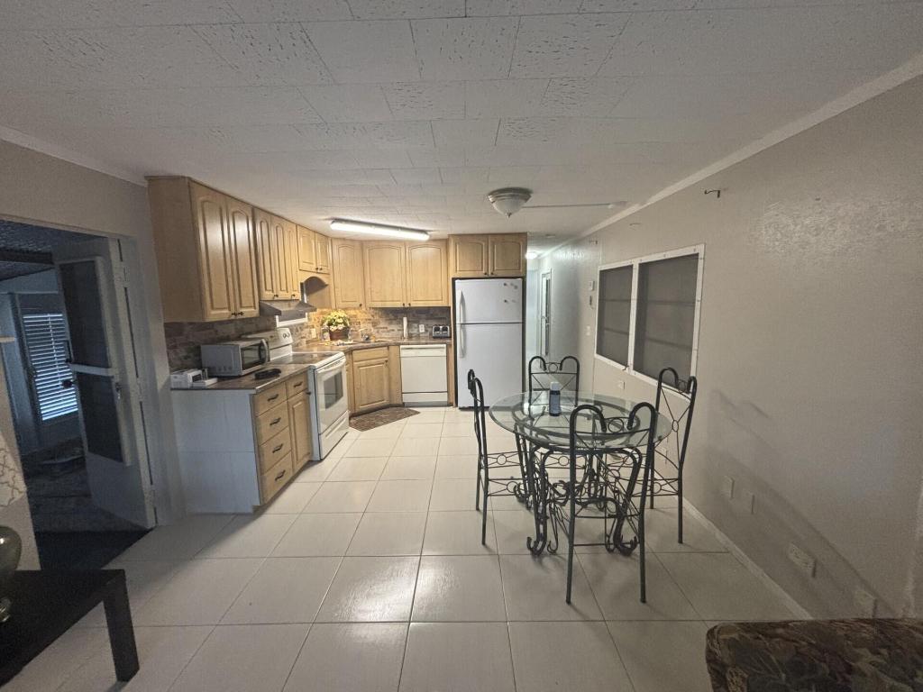 562 NE 47th St, Lot 393, Deerfield Beach, FL 33064