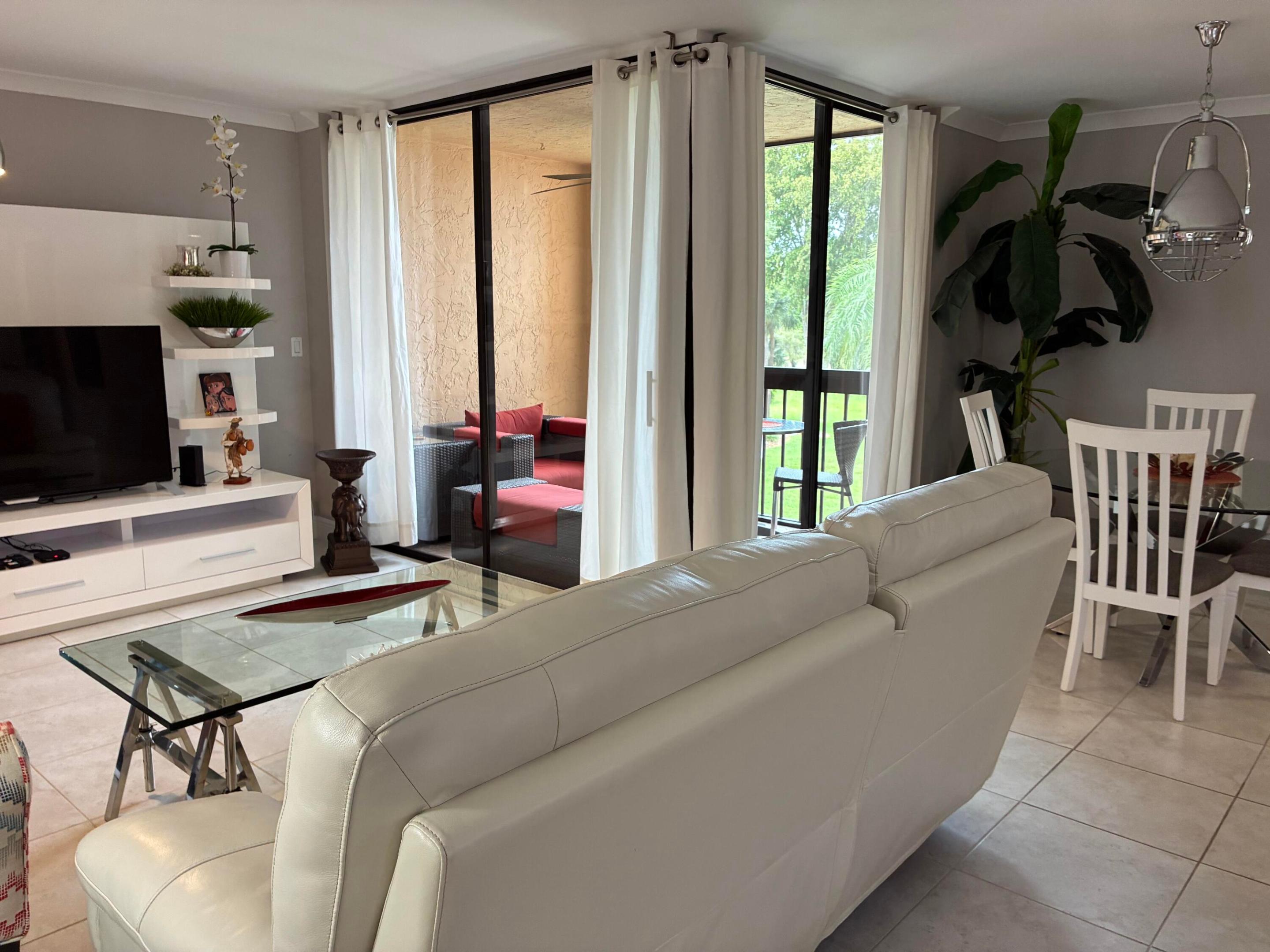 3304 PHOTO LIVING ROOM