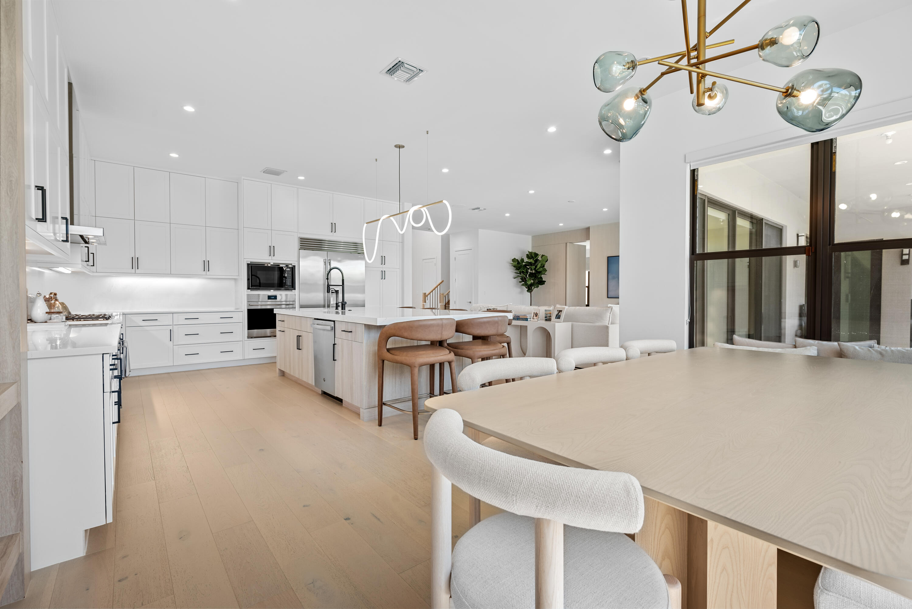 Kitchen/Eat In Area