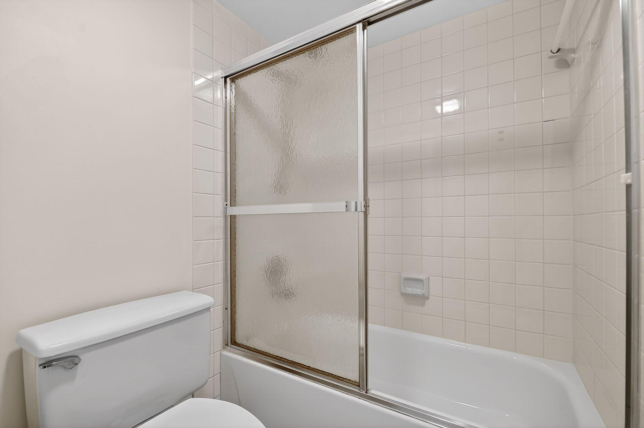 Second full bathroom has shower/tub combo