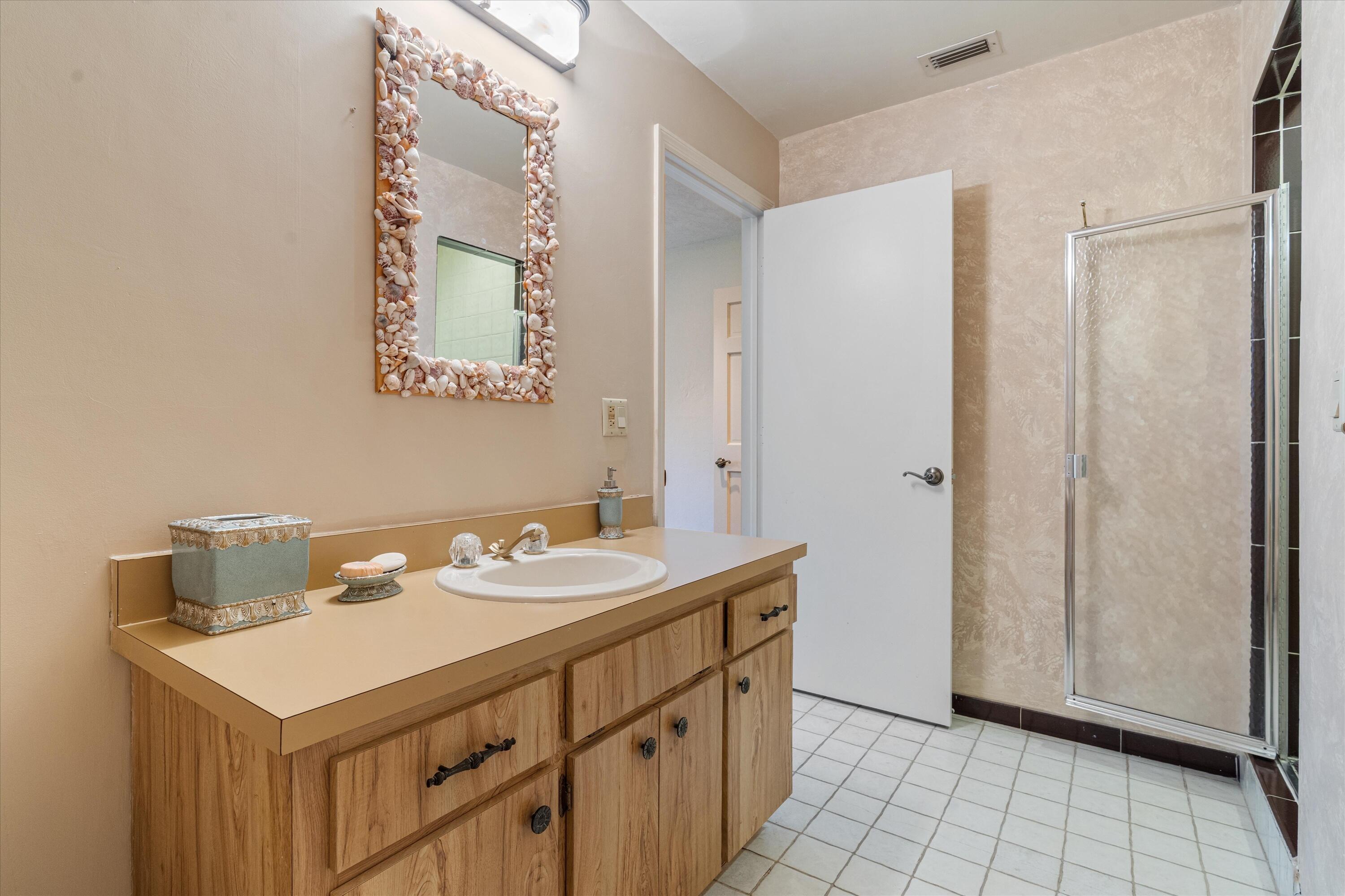 Bathroom ensuite for gym/bedroom