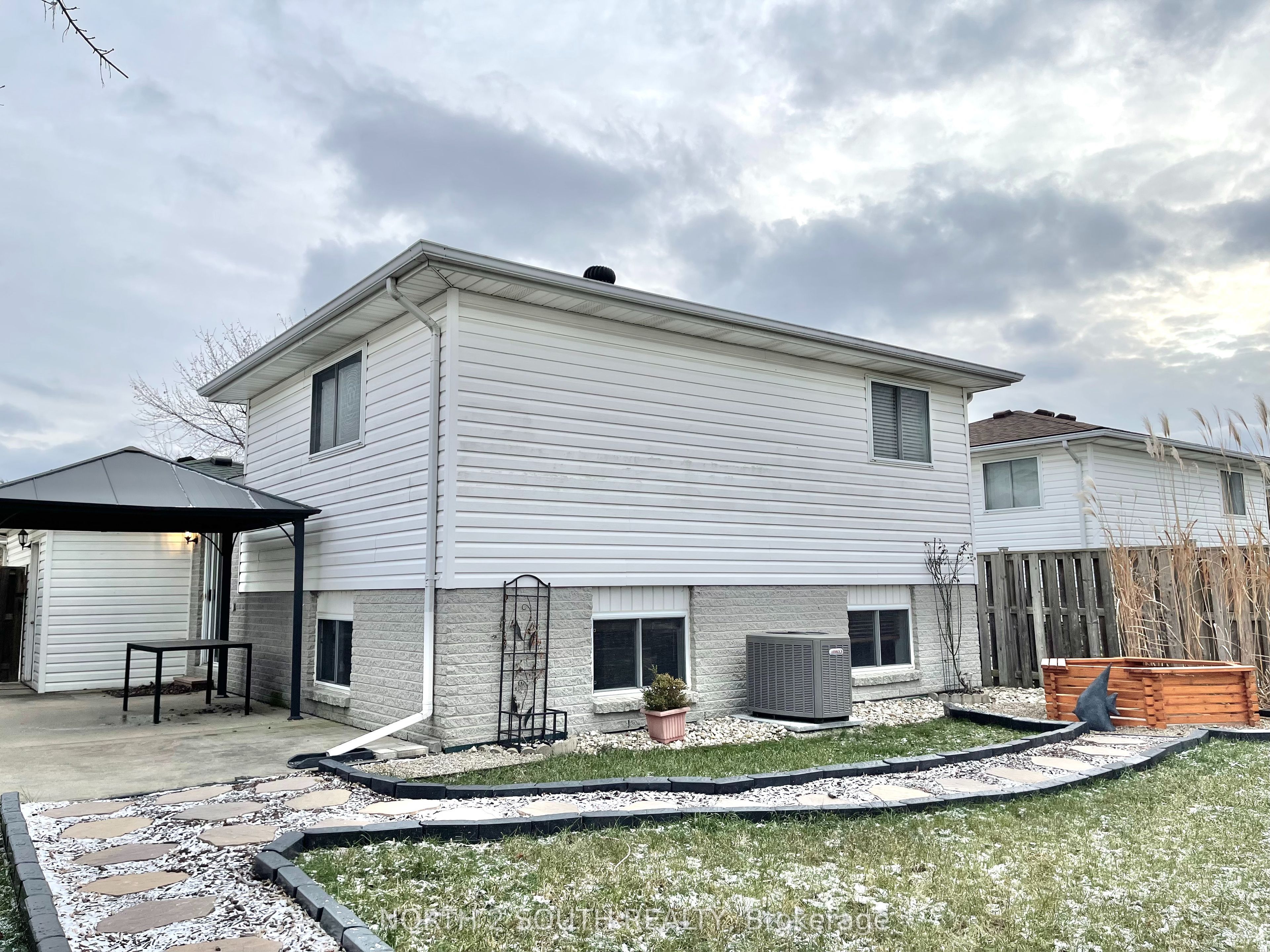 1672 Foster Avenue, Essex, Essex ON N8W 5P9